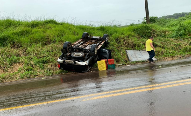 Motorista perde o controle e capota caminhonete na SC 480 em Xanxerê