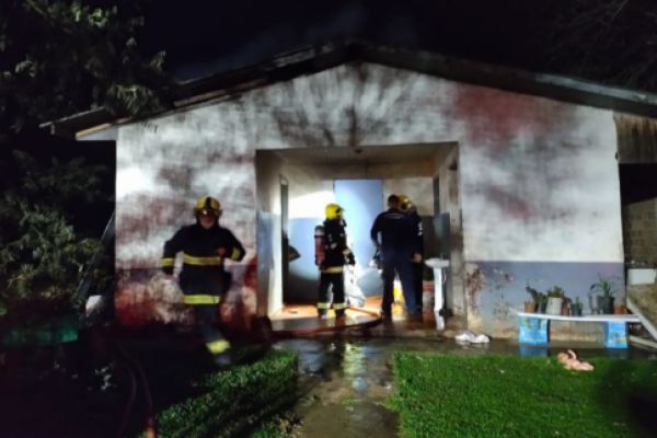 Escola abandonada é consumida por incêndio em Xanxerê Tudo Sobre Xanxerê