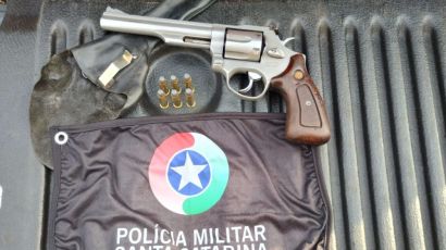  Polícia rodoviária prende homem por porte ilegal de arma de fogo de uso restrito em Ipuaçu