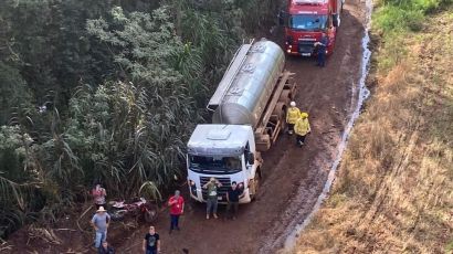 Adolescente fica preso embaixo de caminhão em acidente no interior de Ipuaçu