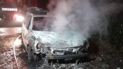 Veículo é destruído por incêndio em Xaxim