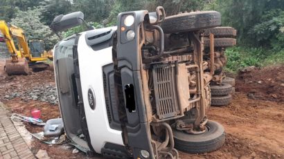 Caminhão tomba e deixa condutor ferido em Xaxim